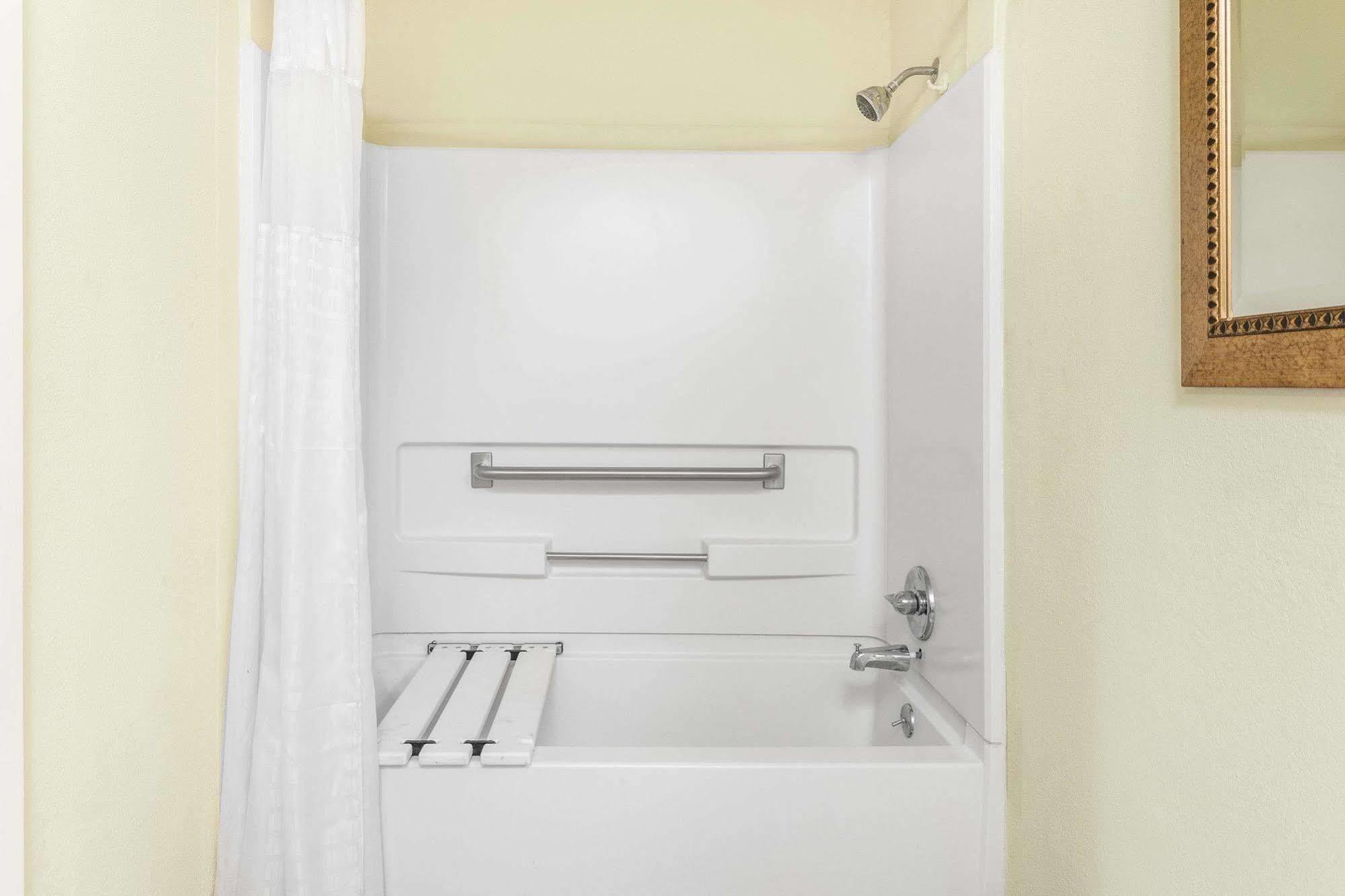 Super 8 By Wyndham Brookhaven Hotel Екстериор снимка